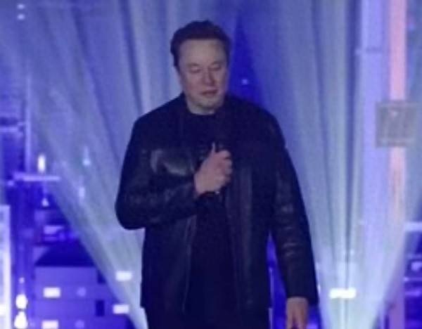 马斯克称人形机器人生产力将超人类总和