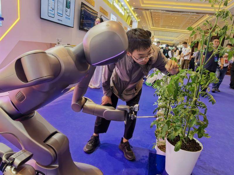 机器人下地、大模型育种,145项“黑科技”亮相北京种业大会