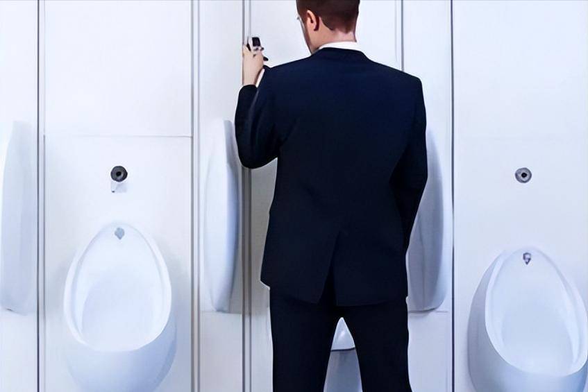 原创            肝癌一发现就是晚期？提醒：肝不好的人，上厕所有4种反常现象
