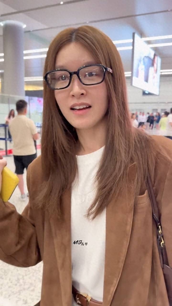 香港嫩模鼻祖机场素颜被偶遇，被评额头凹凸....