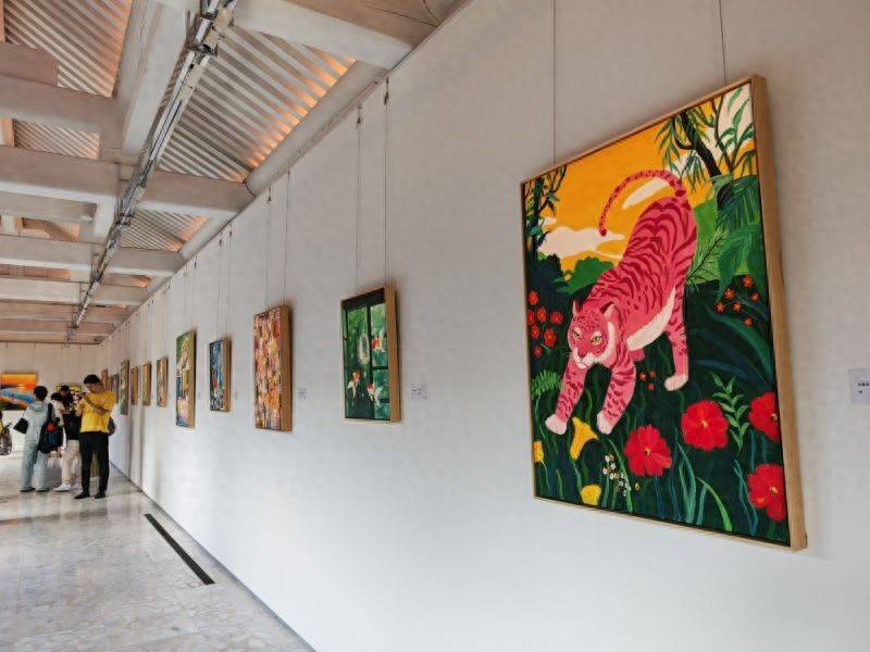 艺术展以画作搭建舞台，彰显“星青年”独特艺术才情与力量