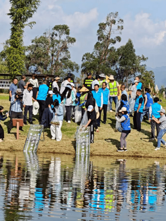 "久久公益节·滇池土著鱼增殖放流"活动在星海湿地举行
