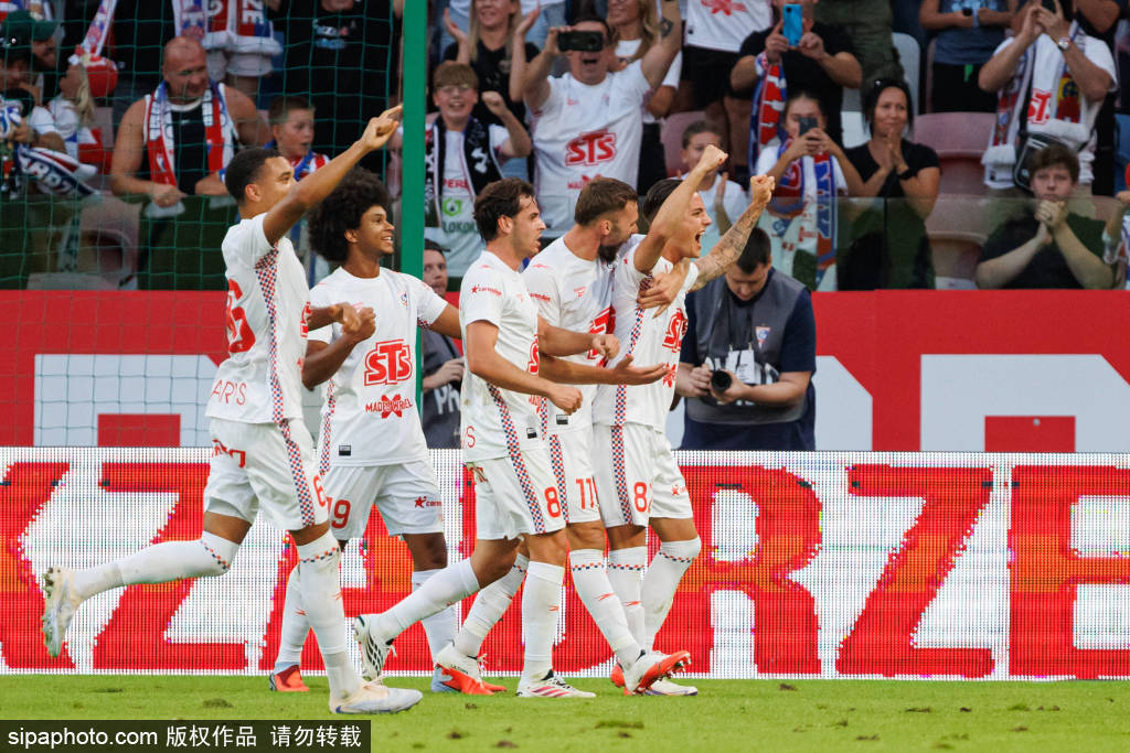 U20女足大胜，赛后全队向唯一中国球迷鞠躬致敬！