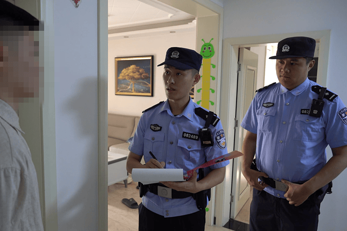 男子留宿4个同事忍不住炫耀2万元，深夜发现钱不见了！警方查明