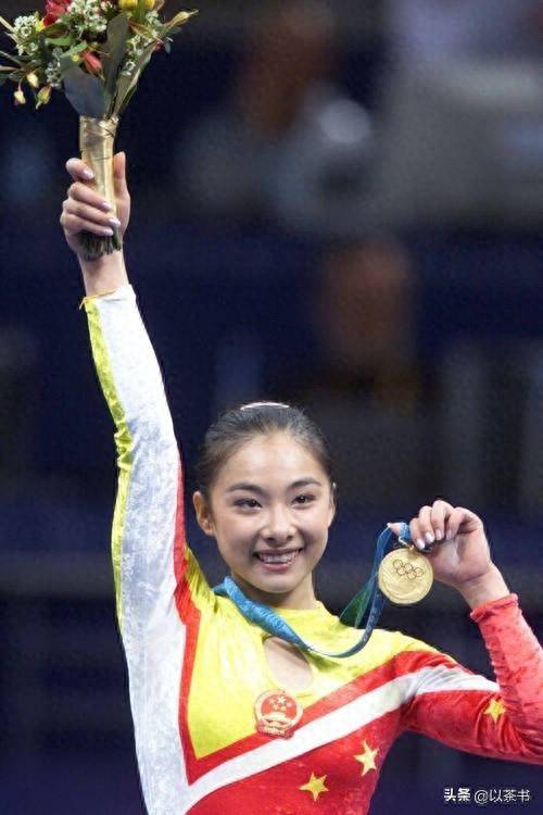 曾是体操皇后，手握3枚奥运奖牌，今转行当演员，嫁同行儿女双全