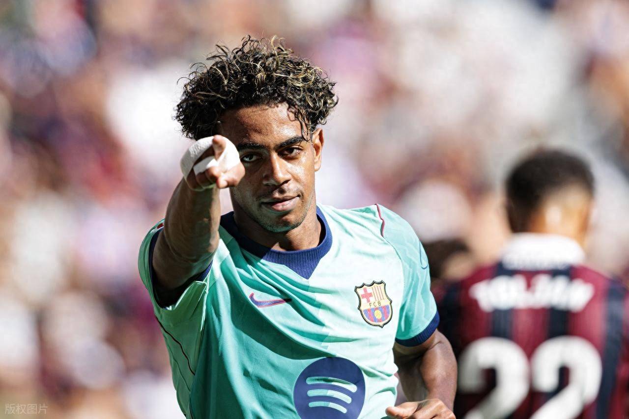 亚马尔喊话“我配得上金球”，姆巴佩包揽三大金靴，谁更配金球奖