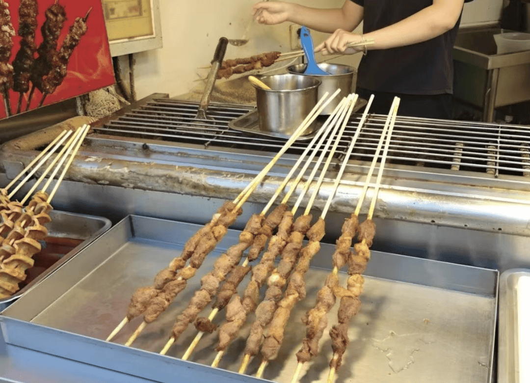 15元“羊肉大串”成本只有3块多，店主坦言是鸭肉刷羊油调味，厂家称“已提前做好责任划分”：你冒充羊肉卖责任全在你