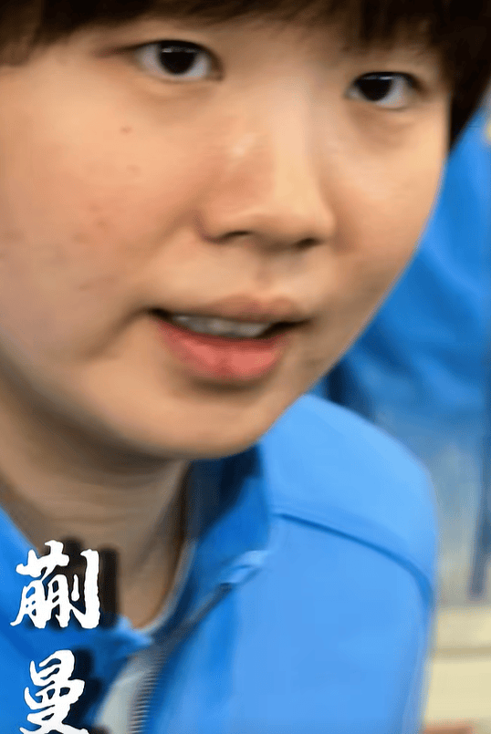 国乒驻地与赛场直线距离约30公里，往返需3小时；此前国乒凌晨出发，滞留机场数小时