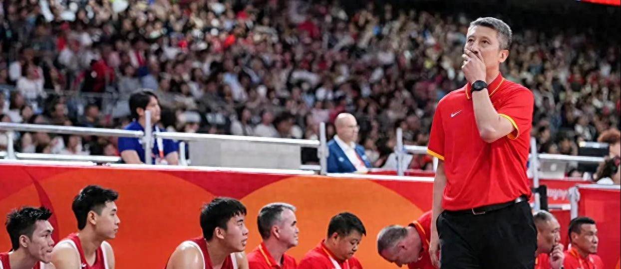 中国男篮惨败日本，传来4坏消息1好消息，防守崩盘，郭士强或下课