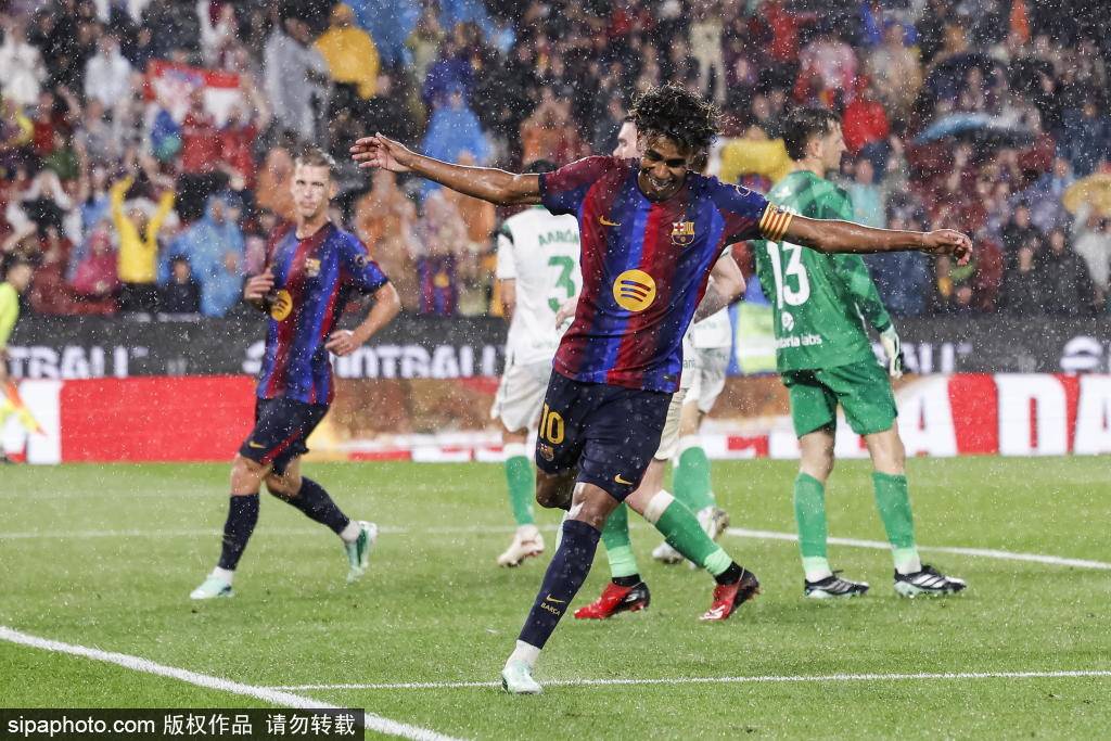 3-1大逆转！他们太强了，拉菲尼亚戴帽，巴萨联赛7战全胜21分领跑