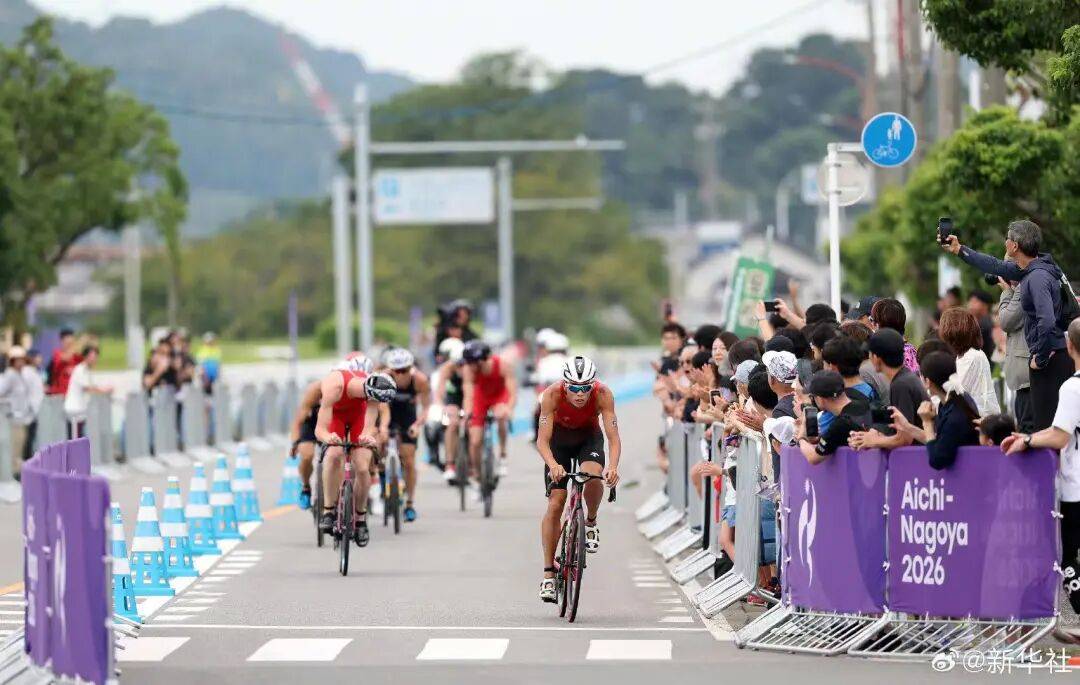 张玺瑞获铁人三项男子个人赛银牌，这是中国代表团本届亚运会首枚奖牌
