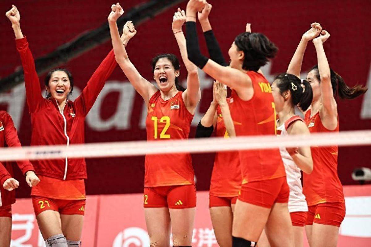 48年无冠！日本姑娘泪流满面，中国女排翻盘封后：2-10追到25-23