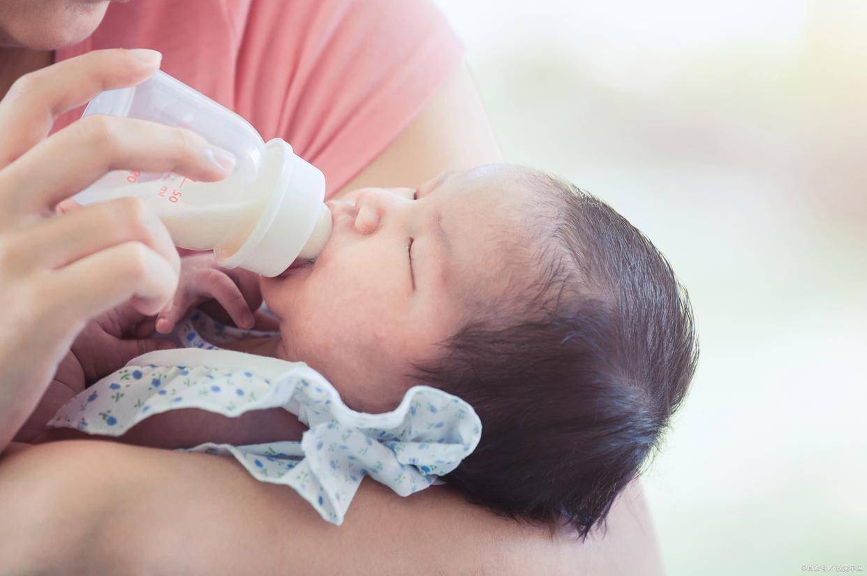 母乳喂养全攻略,新手妈妈堵奶涨奶急哭,手把手教你正确喂奶少走弯路