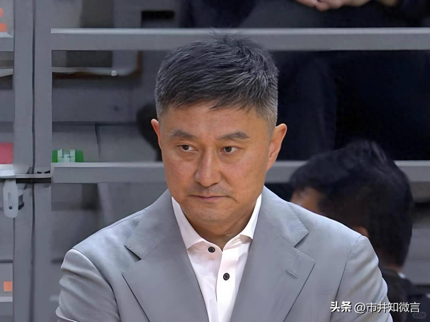 原来她是杜锋的妻子，一家人手握体育圈重权，岳父身份更是不一般