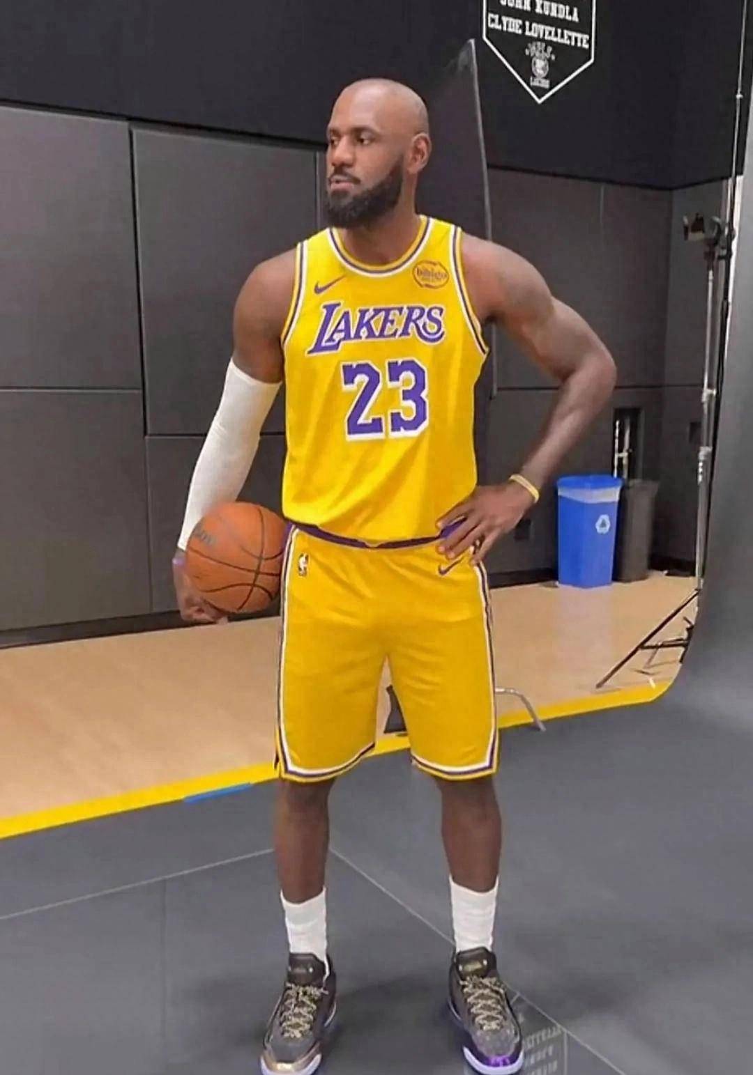 剃光头、拿底薪、交出球权、放弃纽约梦：詹姆斯全方位向衰老低头