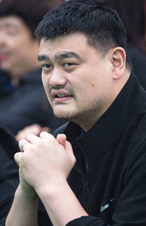 姚明带父母参加亲戚婚宴！喝酒喝到满脸通红，手拿香烟无巨星架子