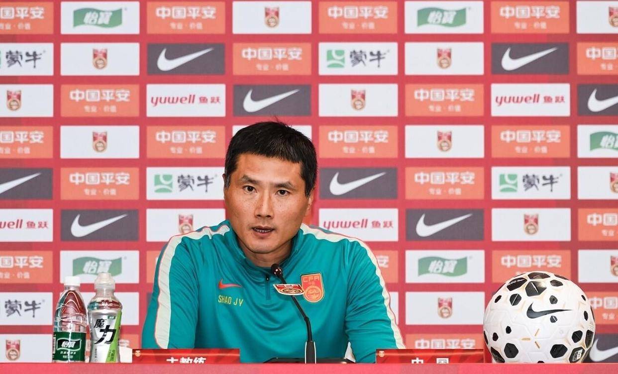 国足今晚对阵塔吉克斯坦，首发公布：守门员更换为刘殿座，队长韦世豪