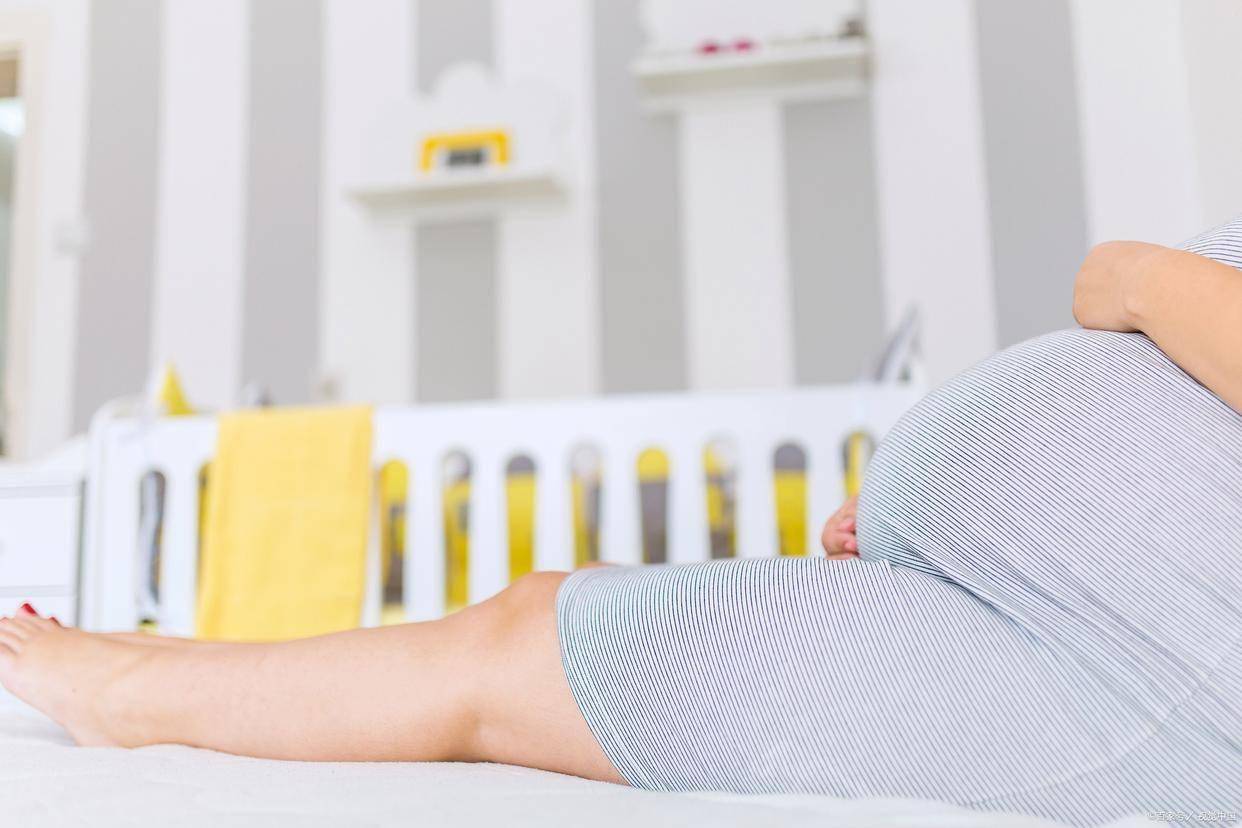 孕妇在孕后期水肿如何缓解？抬高腿、控盐、左侧卧,异常信号要就医