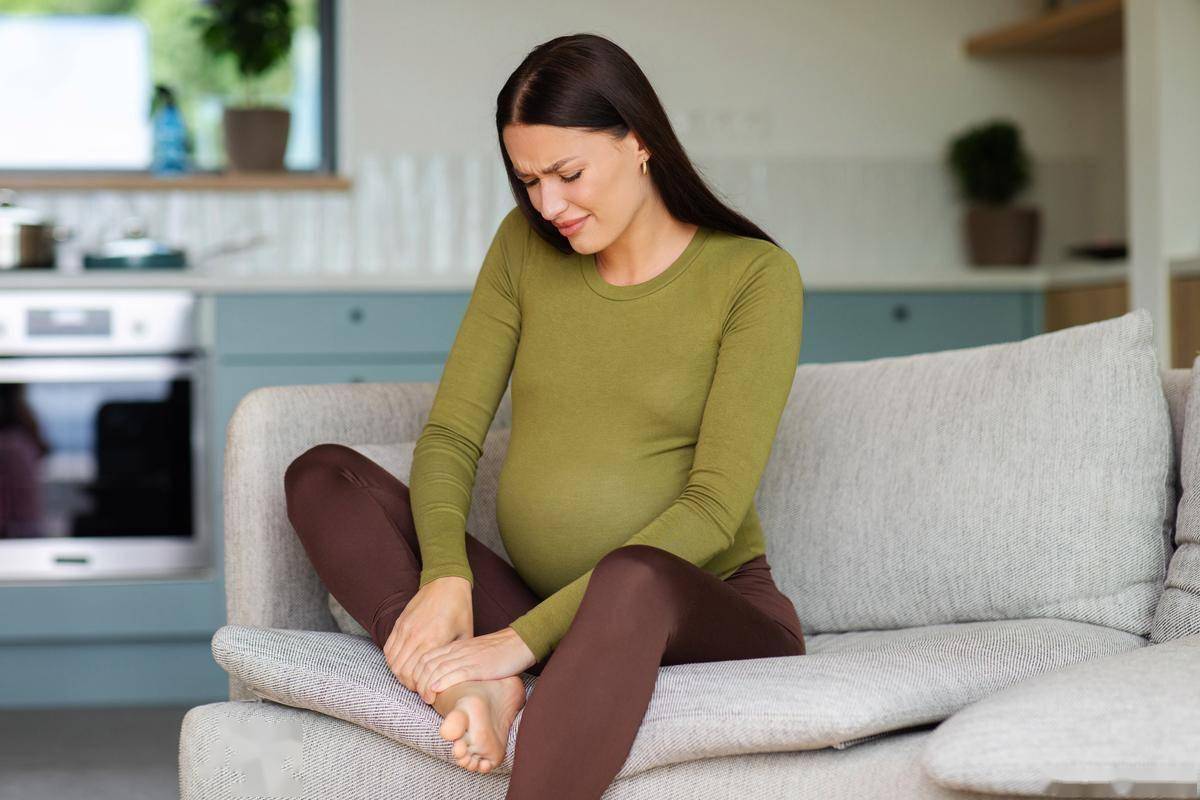 孕妇在孕后期水肿如何缓解？抬高腿、控盐、左侧卧,异常信号要就医