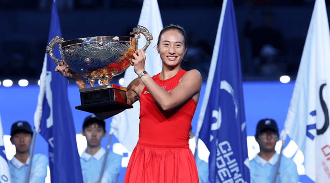 郑钦文首次捧起中网冠军 收获个人首个WTA1000赛事冠军