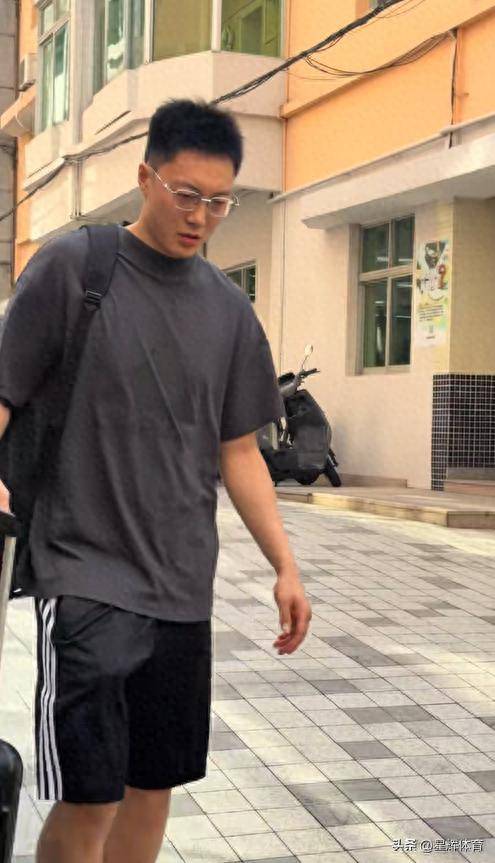 广东出征南京！阿祖带着盒饭上车 弗格表情严肃 徐杰宠粉 亚帅很轻松