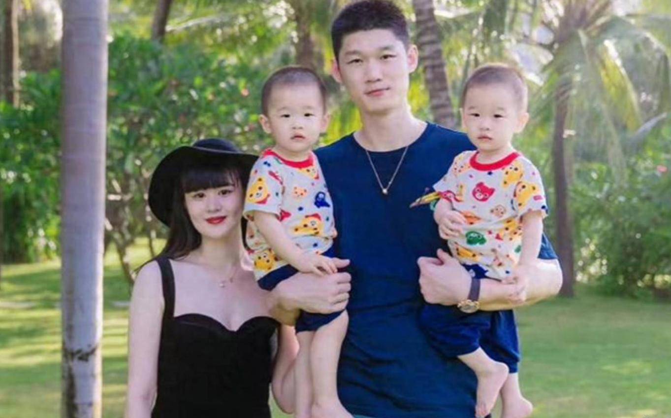 她是胡金秋老婆！曾是游泳名将身高1米8，给他生俩双胞胎儿子