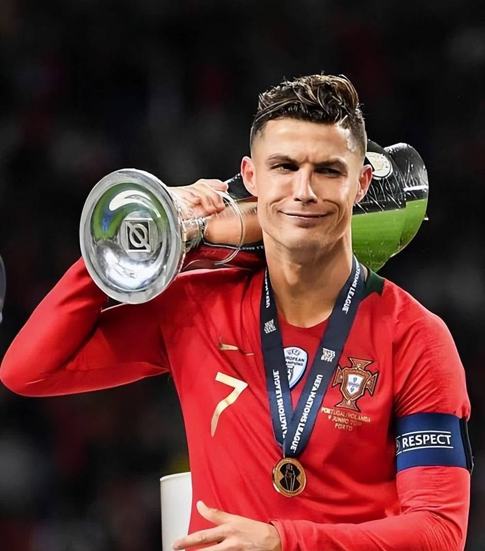 Gallery - Kết quả bỏ phiếu ban đầu giải thưởng Quả bóng vàng cho thấy Cristiano Ronaldo (75%) áp đảo Messi (9%). Liệu việc chi tiền vào các cuộc thăm dò ý kiến ​​có thể quyết định người chiến thắng giải thưởng Quả bóng vàng? - image 6