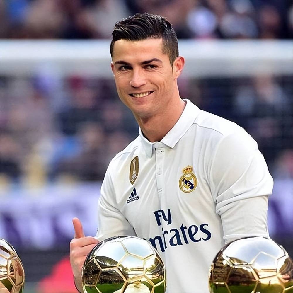 Gallery - Kết quả bỏ phiếu ban đầu giải thưởng Quả bóng vàng cho thấy Cristiano Ronaldo (75%) áp đảo Messi (9%). Liệu việc chi tiền vào các cuộc thăm dò ý kiến ​​có thể quyết định người chiến thắng giải thưởng Quả bóng vàng? - image 7