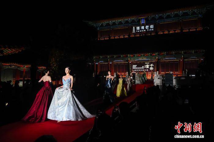 河南郑州文庙点亮时尚之夜(图2) 河南郑州文庙点亮时尚之夜(图2)