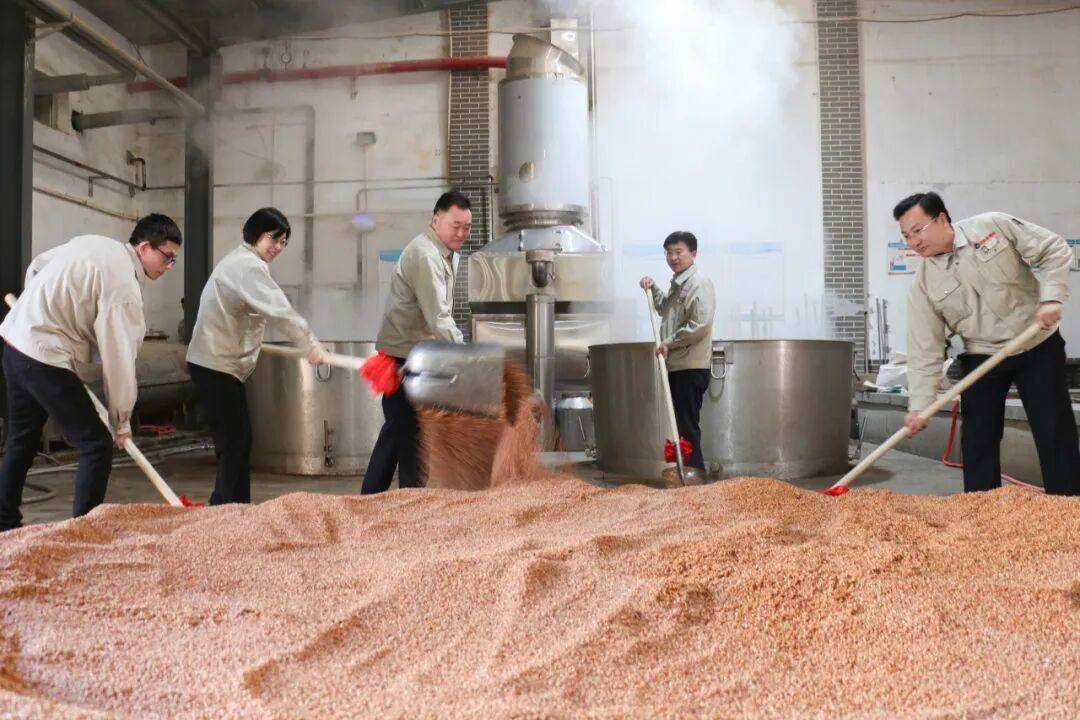 立冬封藏启新酿 百脉泉酒业酱酒下沙仪式举行