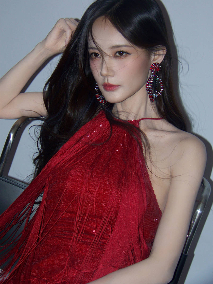 李一桐穿红色挂脖裙优美大方 单手捋头发英姿飒爽