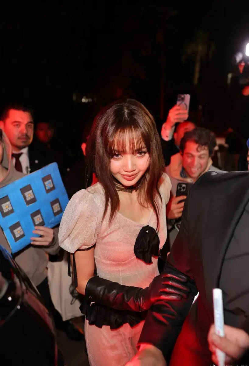 Lisa穿一袭白色透视长裙肉体火辣插足派对活动