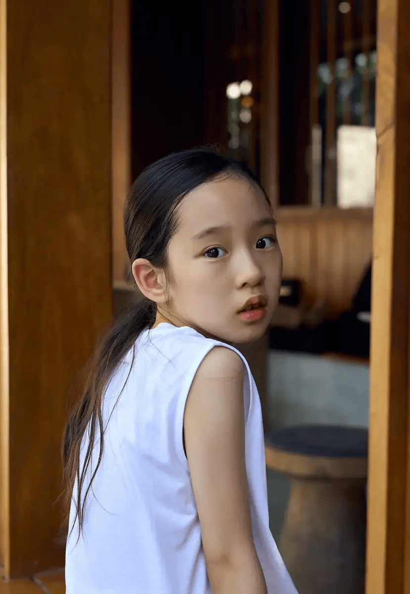 王智晒亲子游玩好意思照 男儿笑貌灵活烂漫惹东说念主兴趣