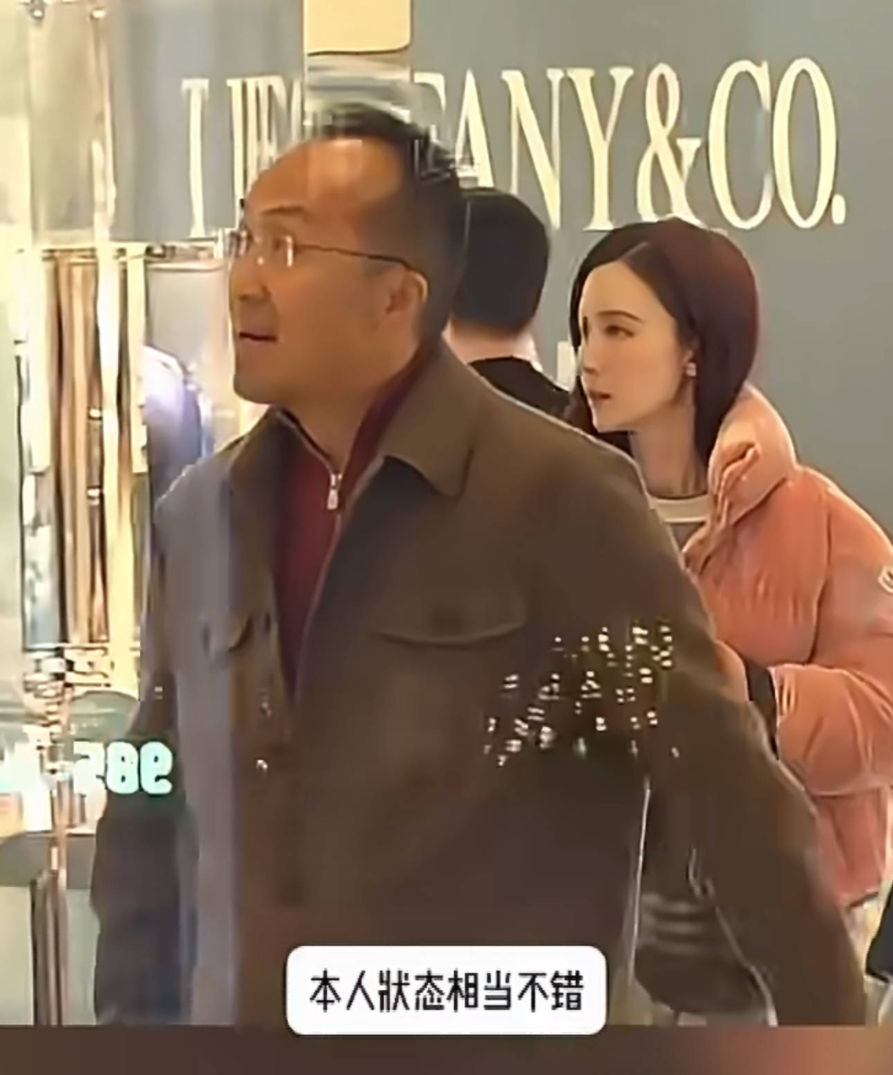 张萌和老公逛街甜密亲吻 平素互动亲昵随心