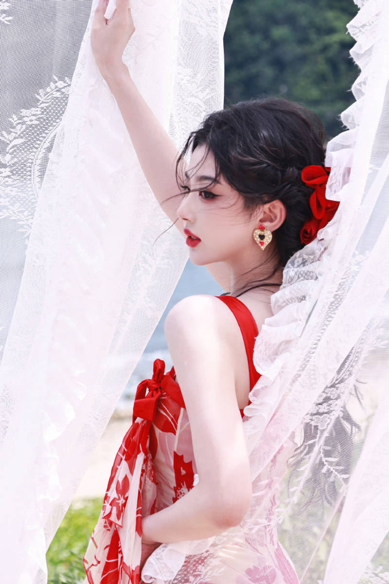孔雪儿穿红衣化身玫瑰耀眼迷人 手拿石榴夏日拉满