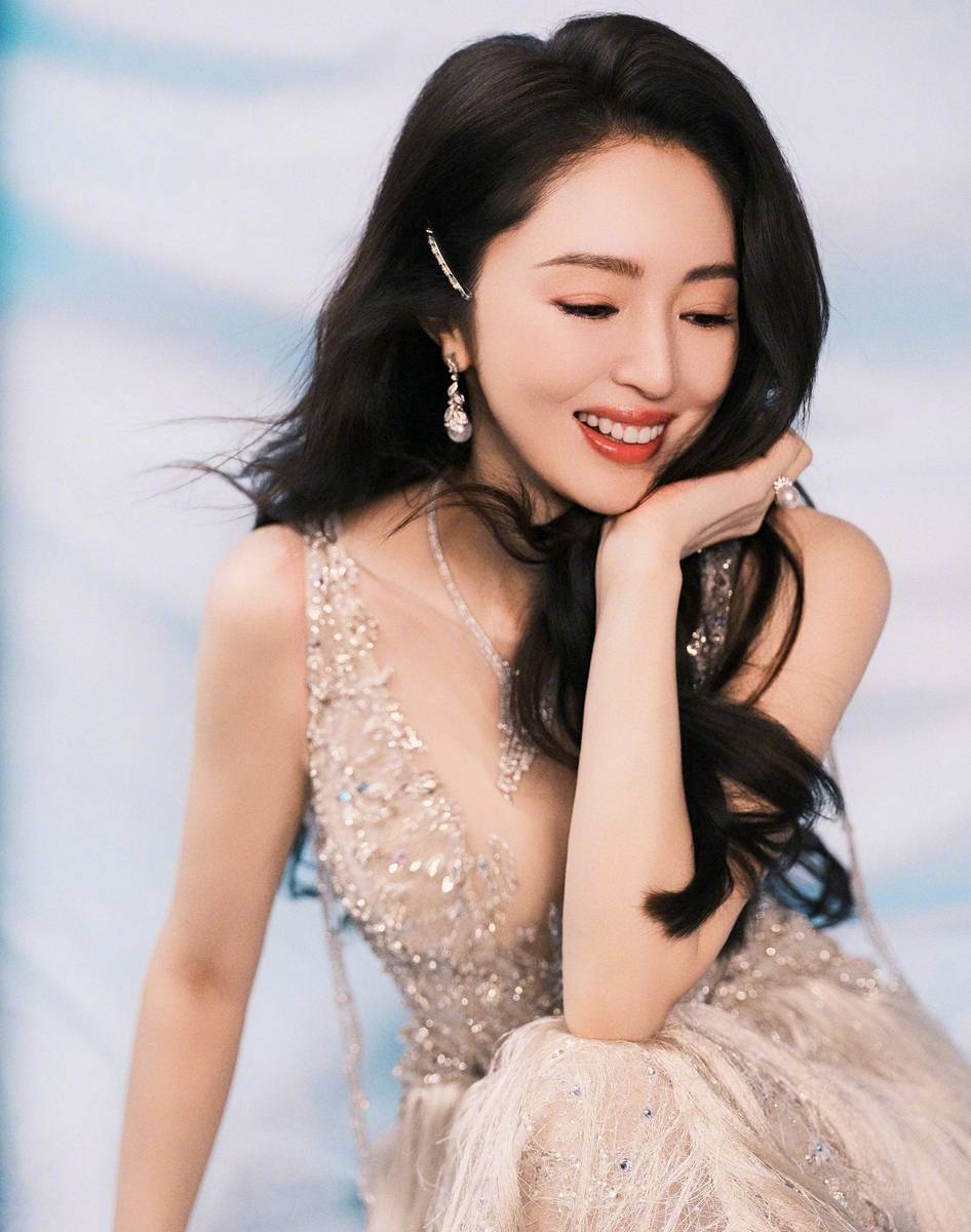 董璇穿碎钻礼裙笑容明媚 大波浪造型女神感十足