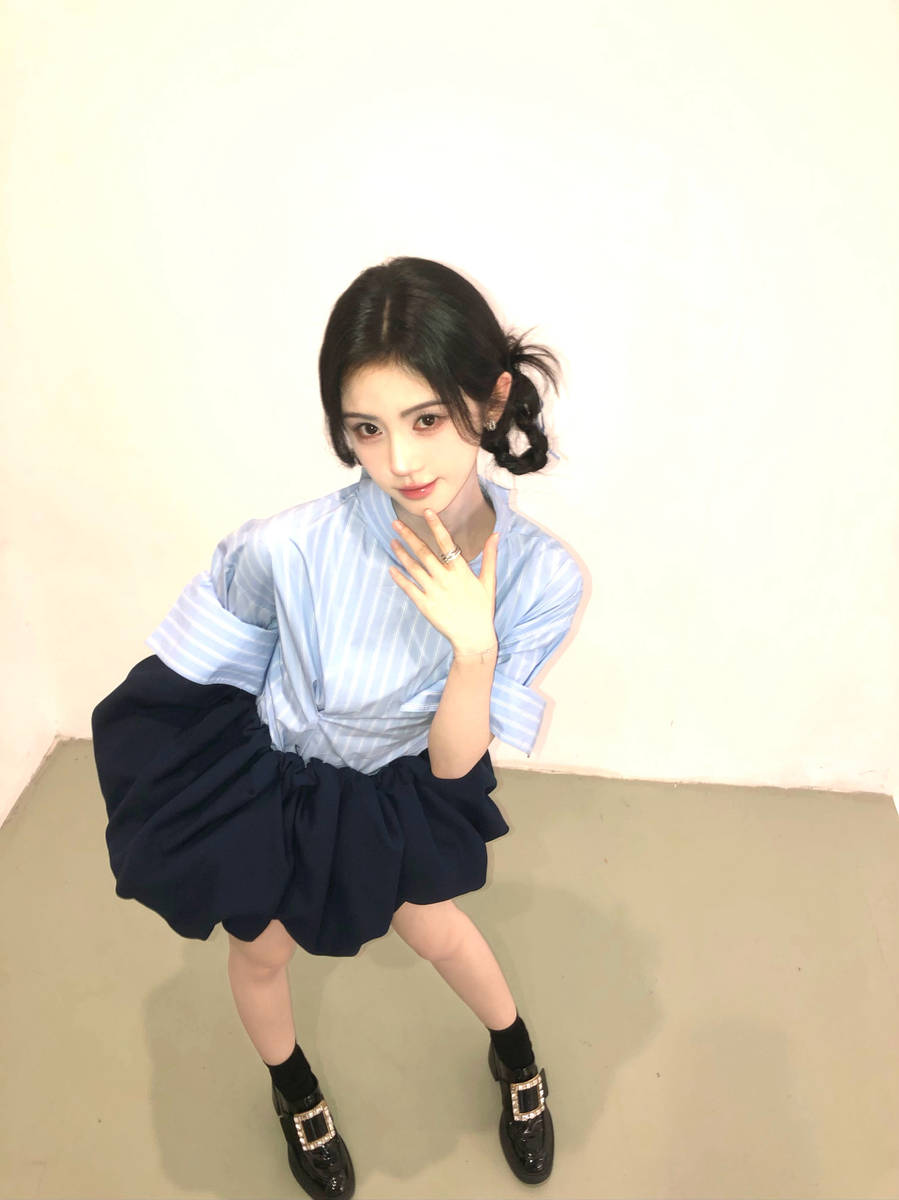 鞠婧祎晒对镜自拍美照 穿黑色小短裙秀纤细美腿