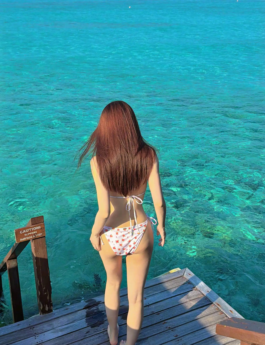 徐璐穿比基尼海边打卡 身材火辣优雅迷人