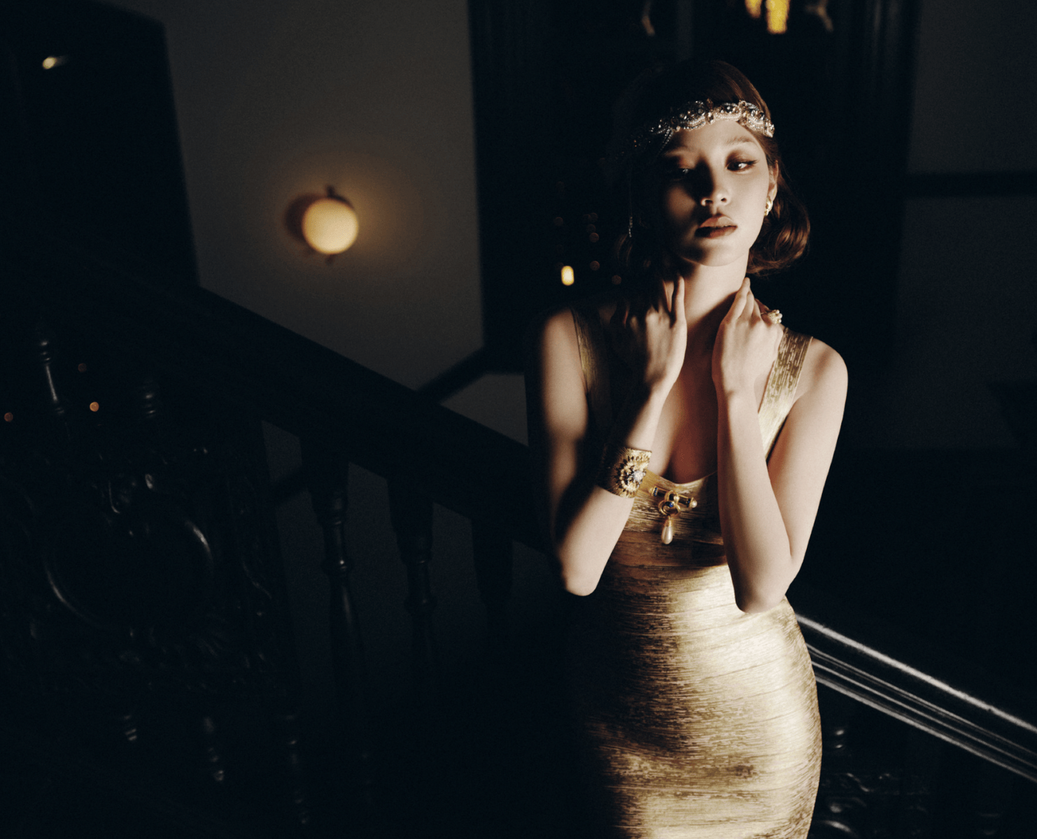 欧阳娜娜金裙摆凸显好身材 绚烂光泽裹着柔缓绮梦