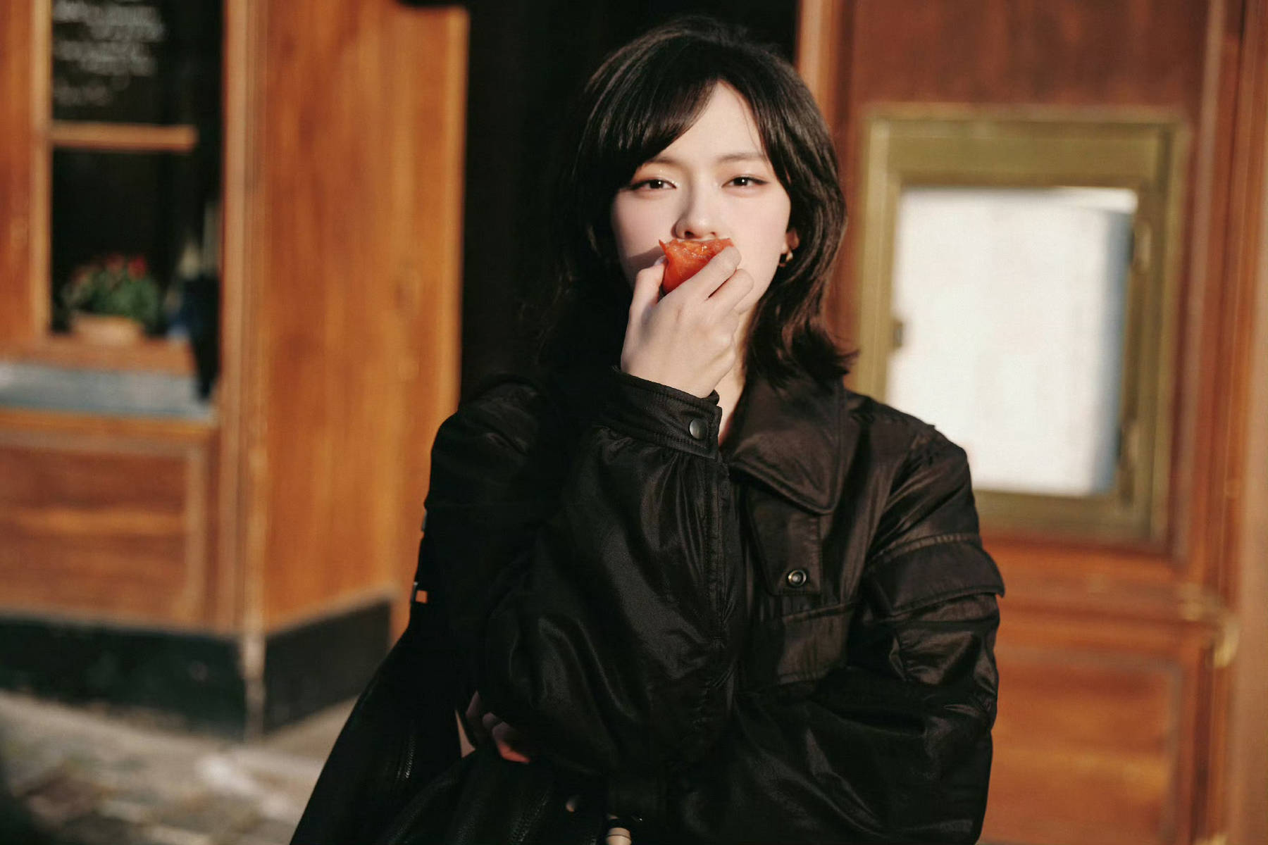 文淇黑皮衣配皮裙街头漫步 清冷松弛又灵动