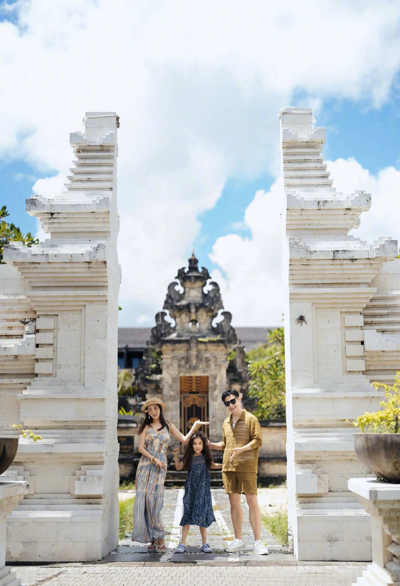 严屹宽细君晒全家福！一家三口去印尼旅游样式好