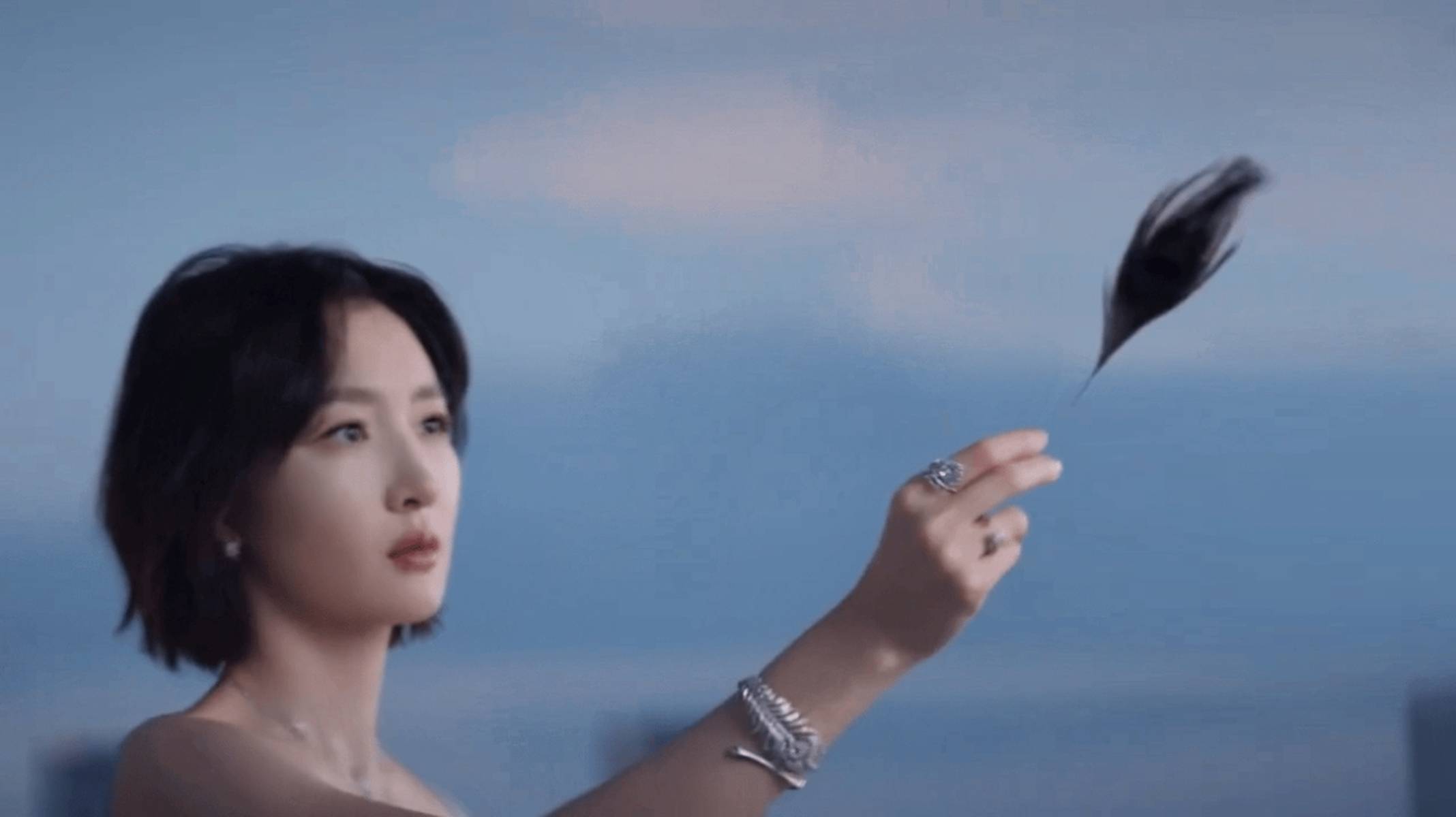 周冬雨穿浅蓝吊带裙踏进天台 阴寒优雅高等感拉满