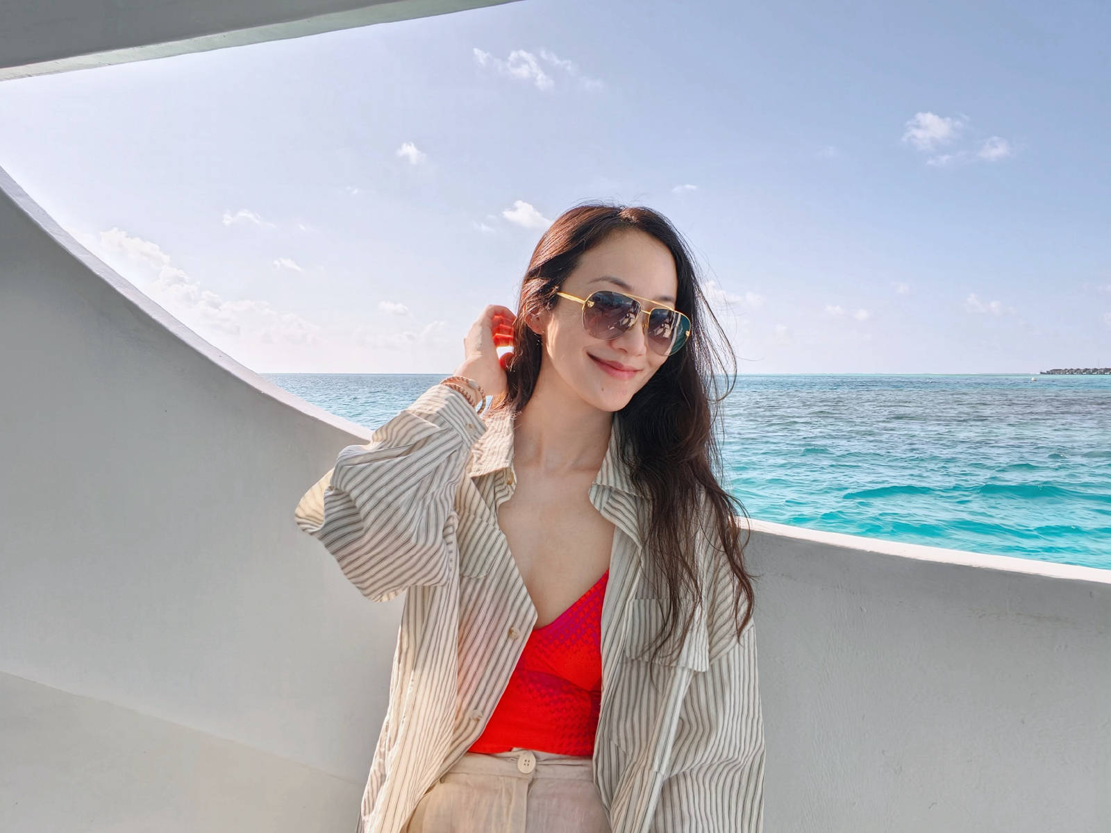 韩雪乘坐游艇出海激情好！穿红色小吊带明艳吸睛