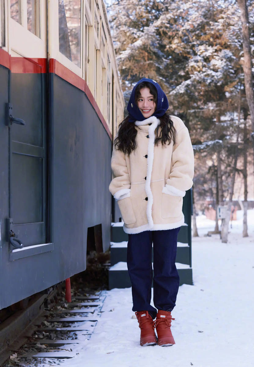 马思纯晒长春旅游照！冬日雪地上开心奔跑元气满满