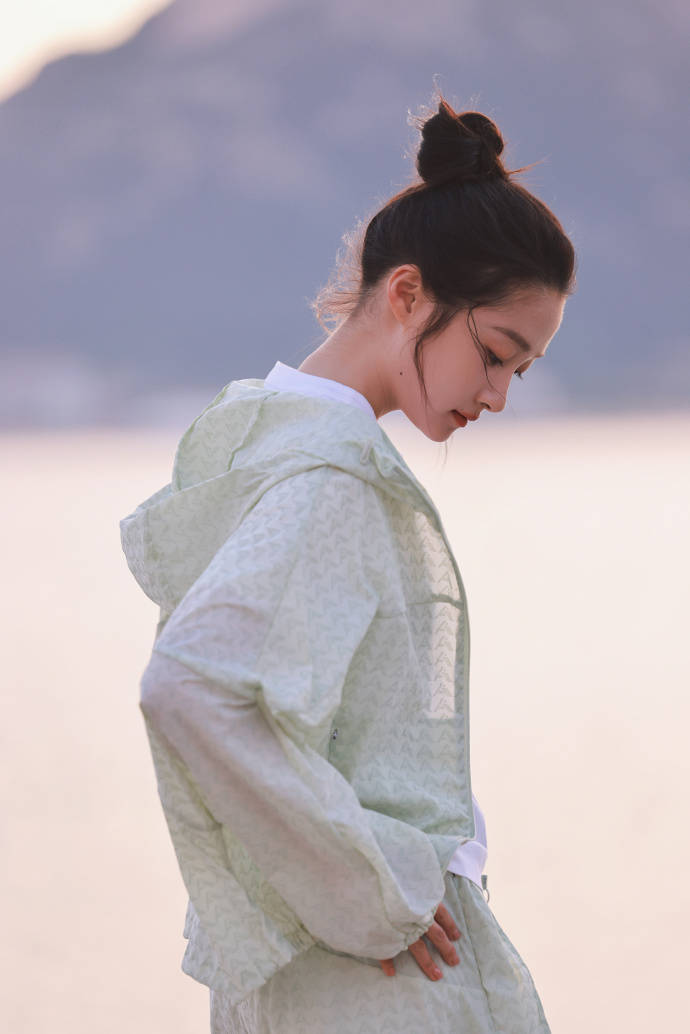 关晓彤身穿淡绿失业短裤套装 芳华靓丽活力感满满