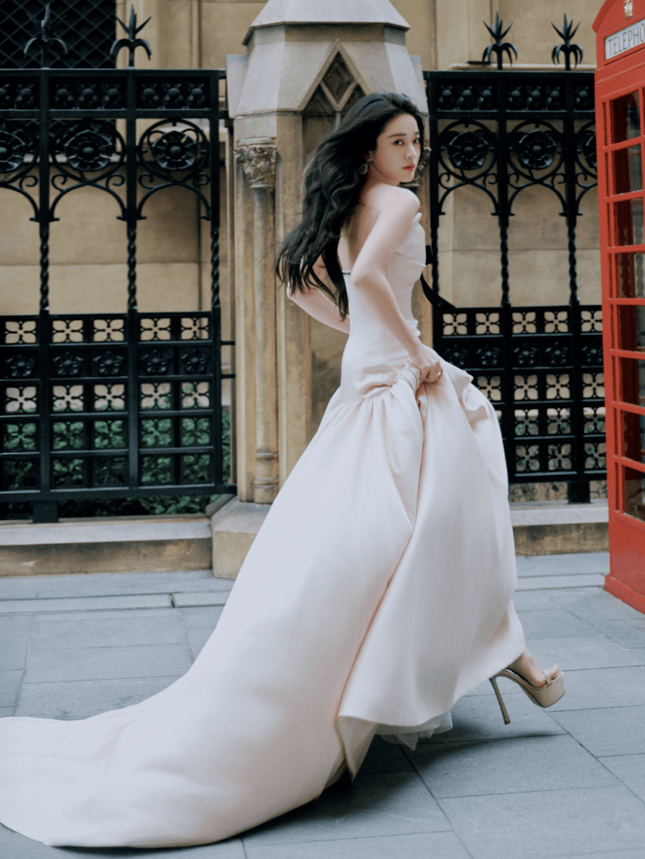 张雪迎穿缎面礼裙温婉大气 穿梭光影诠释电影质感