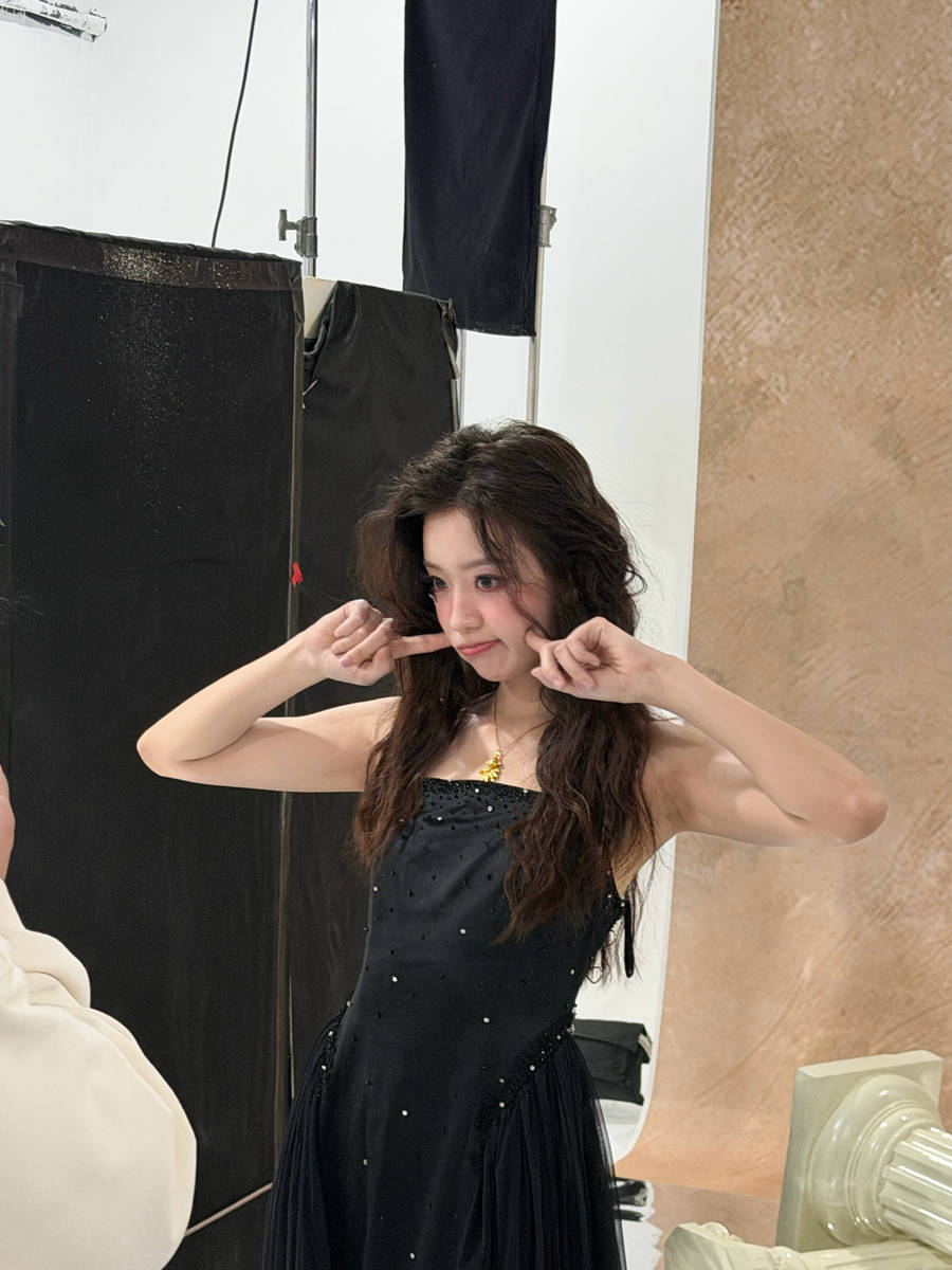 宋妍霏罗予彤晒片场合照 闺蜜相聚亲密贴贴超有爱