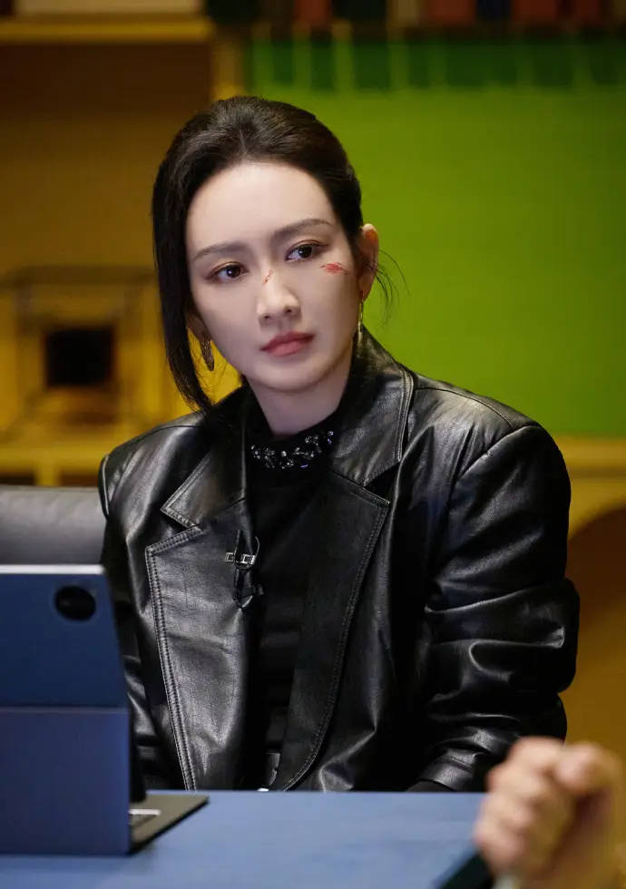 王鸥一身黑衣飒爽帅气 脸上化擦伤妆楚楚可怜