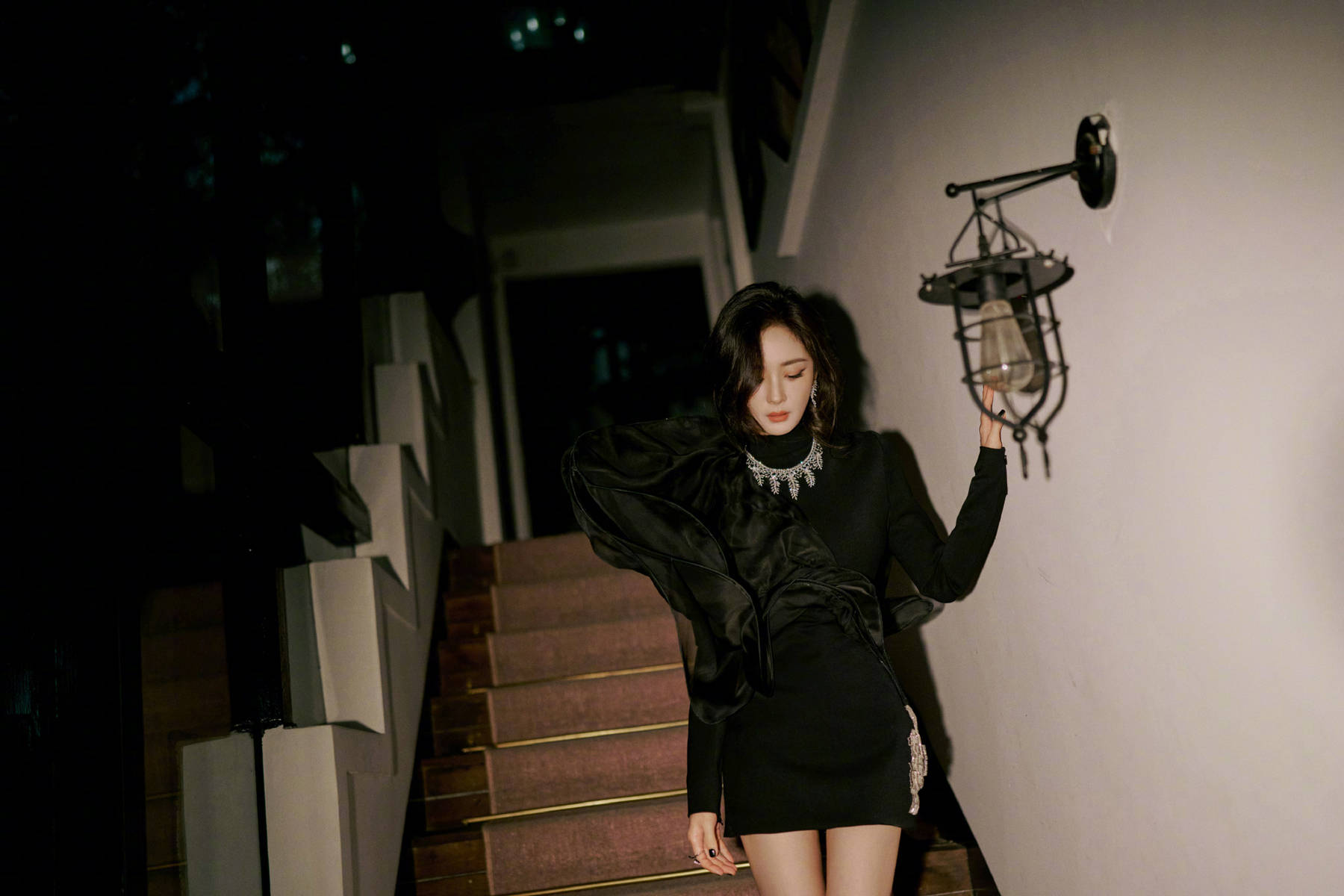 杨幂穿黑色礼裙美腿修长 手持黑玫瑰神秘冷艳