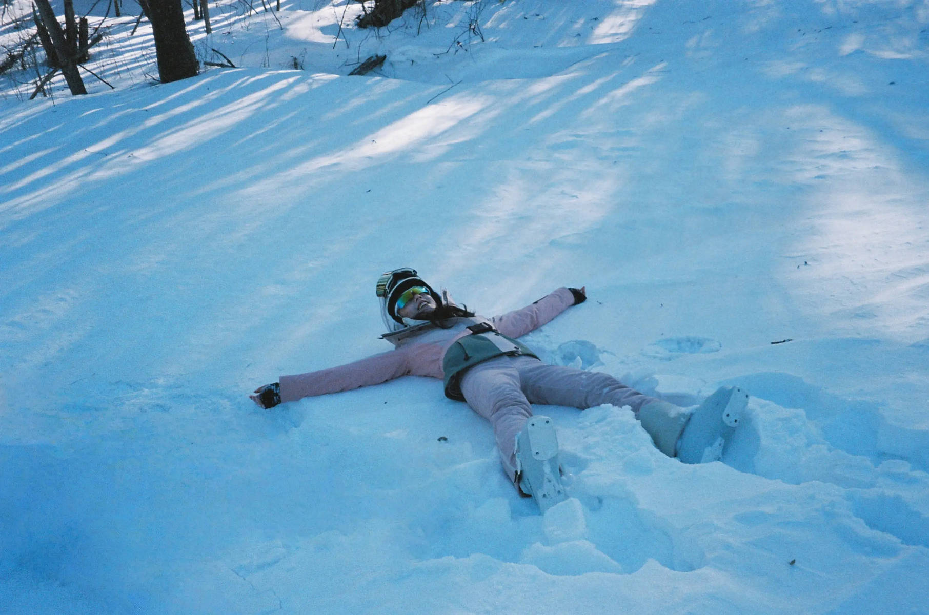 赵今麦冬日随拍表情搞怪活泼 笑容甜美少女感满满